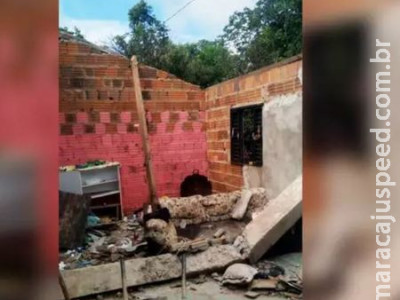 Pai e bebê ficam feridos depois de telhado de casa desabar 