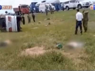 Van capota em estrada e 8 pessoas morrem; entre elas dois bebês