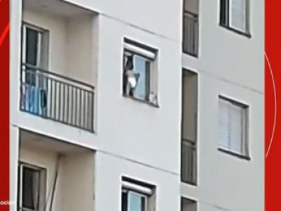Bebê é flagrado pendurado em janela no 5º andar e vizinhos alegam negligência 