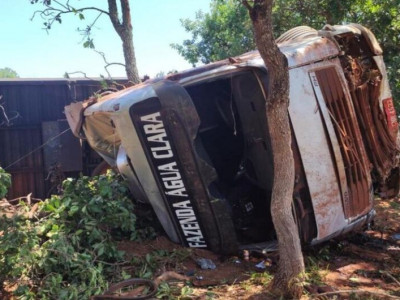 Caminhão boiadeiro tomba e caminhoneiro é encontrado morto