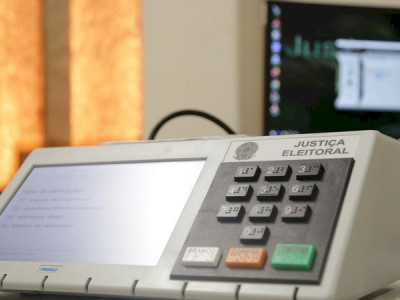 Candidatos ignoram proibição e escancaram campanha política