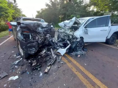 Colisão frontal entre caminhonetes mata um e fere 9