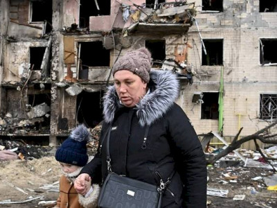 Forças russas chegam a Kiev; há registros de tiros e explosões