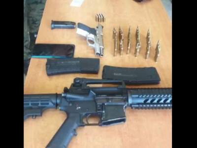 Homem é preso com armas de fogo e coletes em ônibus