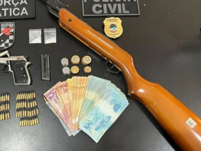 Homem é preso com espingarda, cocaína, dinheiro e munições