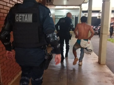 Homem é preso por agredir mulher que se negou a dar dinheiro