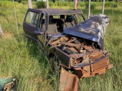 Idoso sofre grave acidente entre carro e caminhão