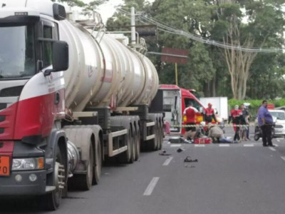 Na garupa de moto, mãe morre após filho bater em caminhão 