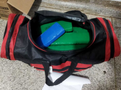 Populares denunciam e GM encontra mochila "recheada" de droga