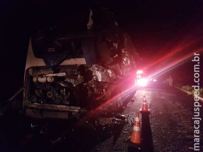 Quatro morrem esmagados em batida de ônibus e carreta na MS-040