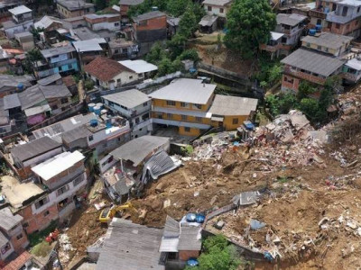 Sobe para 130 o número de mortos na tragédia das chuvas em Petrópolis