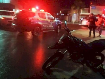 Adolescente sem CNH fica ferido ao bater moto em caminhonete em Ivinhema
