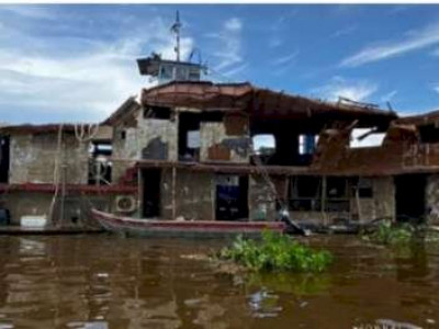 Barco é rebocado do Rio Paraguai 137 dias depois de naufragar matando 7 pessoas 
