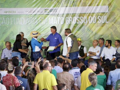Bolsonaro entrega 2.600 títulos de terras em MS 