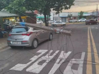 Caminhão arrebenta fios e derruba poste em cima de carro