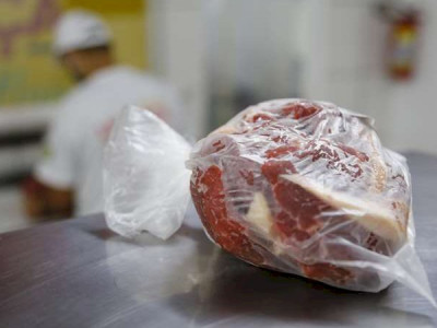 Carne vermelha vira ‘raridade’ na mesa e procura nos açougues cai até 60%