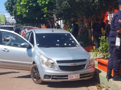 Carro é alvejado na fronteira e duas pessoas morrem