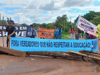 Em greve há 10 dias, professores indígenas bloqueiam MS-156