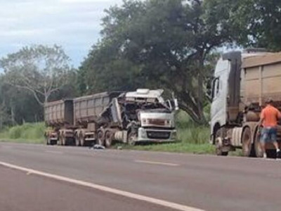 Frente de carreta fica destruída em acidente na BR-262