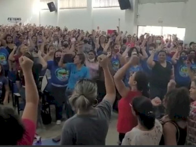 Greve de professores em Dourados chega ao 5º dia 