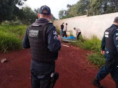 Homem encontrado morto em terreno baldio é identificado