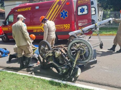 Motoentregador tomba na Avenida Mato Grosso