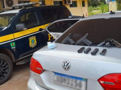 Motorista é preso transportando armas, carregadores e cocaína