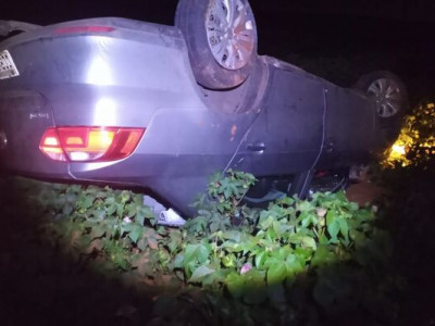 Motorista não vê rotatória e capota veículo na BR-060