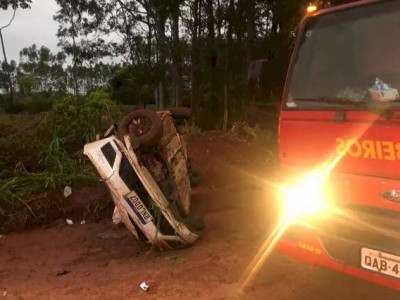 Motorista perde controle da direção e carro capota na MS-276 