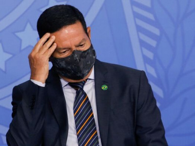 “Não vamos mais pagar R$ 4 por litro de gasolina”, avalia Mourão