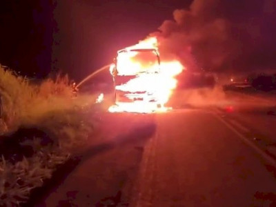 Ônibus escolar pega fogo e fica destruído em rodovia de MS