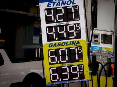 Senado aprova fundo para estabilizar preço do combustível e cria auxílio-gasolina de até R$ 300