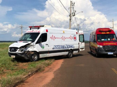 Acidente com ambulância deixa feridos em Costa Rica