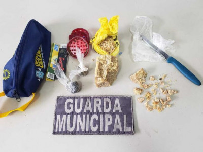 Após disparar arma de fogo em casa, homem é preso com drogas