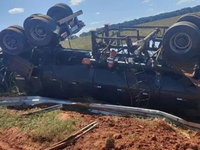 Caminhão carregado com óleo diesel capota às margens da MS-360