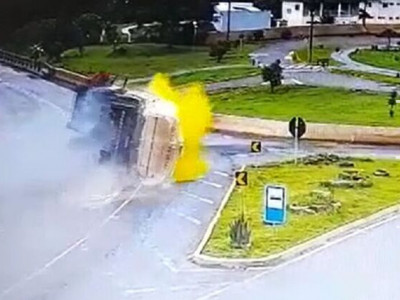 Caminhão de MS tomba e deixa uma pessoa morta em SC