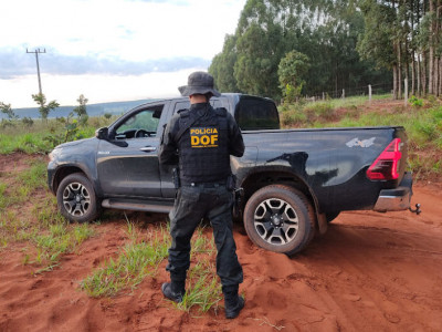 Caminhonete levada por bandidos em Minas Gerais é abandonada às margens de rodovia de MS