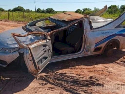 Carro de funerária fica destruído após capotar na MS-141
