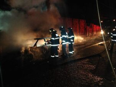 Carro é destruído pelo fogo em Anastácio