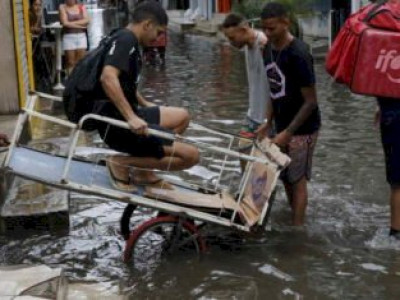 Chuvas no Rio matam 18 pessoas e bombeiros buscam desaparecidos
