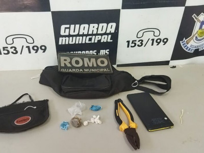 Jovem de 18 anos é detido com porções de cocaína e maconha