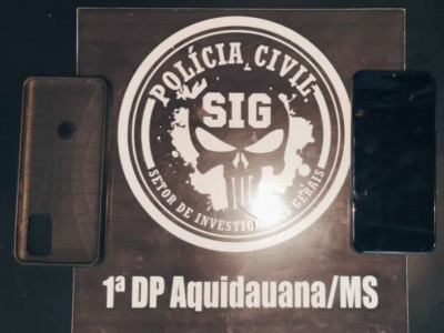 Mulher é presa por suspeita de receptação de aparelho celular