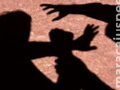Namorada tenta enforcar mulher que conversava com parceiro