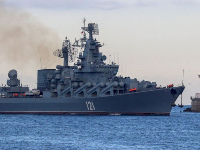 Navio russo Moskva é gravemente danificado