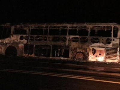 Ônibus pega fogo e fica totalmente destruído em Nova Andradina
