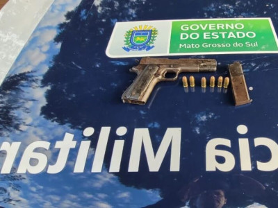 Suspeito é preso com arma de fogo em praça de Aral Moreira 