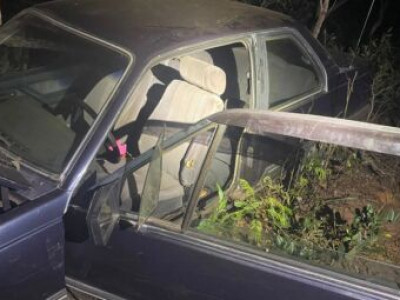 Veículo furtado é encontrado abandonado