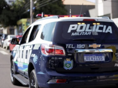 Veículo furtado é encontrado em terreno baldio