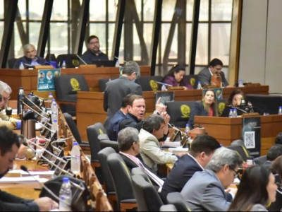 Após atentado contra prefeito, deputados pedem exército nas ruas 