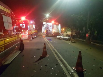 Caminhonete e carro batem de frente na saída para Três Lagoas